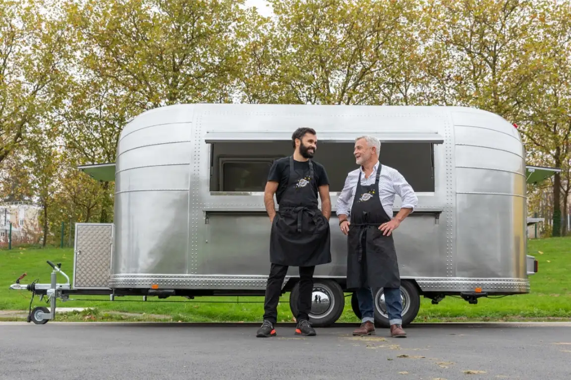 Pierre-Olivier Collet, fondateur de Celtyrent, devant son food truck en Bretagne